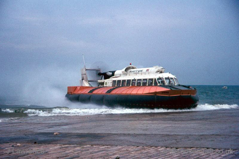 The SRN6 with Hovertravel - Approaching the Ryde slipway (Pat Lawrence).